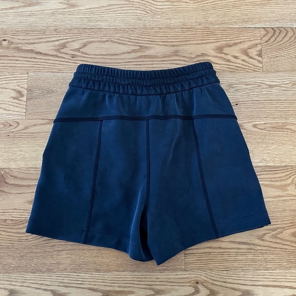 LIKE NEW Lululemon Softstreme High-Rise Short 4" in Black (Size 2) - Picture 8 of 9
